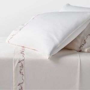 Queen 400 Thread Ct Performance Sheet
Set Ivory w/Love Detailed Hem - Threshold